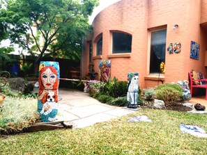 Courtyard - Stylish Comfortable Central Artists Home (Glen Waverley)