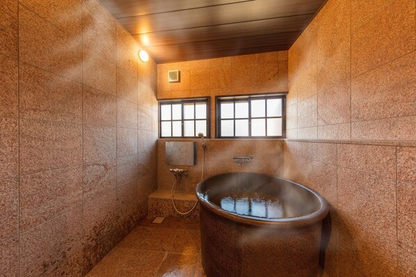 Townhouse (Kitamachi 102) | Bad | Kombinert dusj/badekar, toalettartikler (inkludert) og hårføner