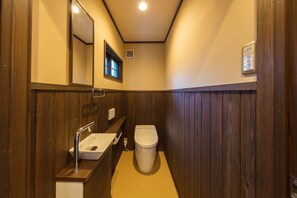 Pientalo (Kitamachi 102) | Kylpyhuone | Suihkun ja ammeen yhdistelmä, ilmaiset hygieniatuotteet, hiustenkuivaaja