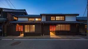 Un bâtiment japonais traditionnel, doté d’un toit en tuiles et d’une structure en bois.