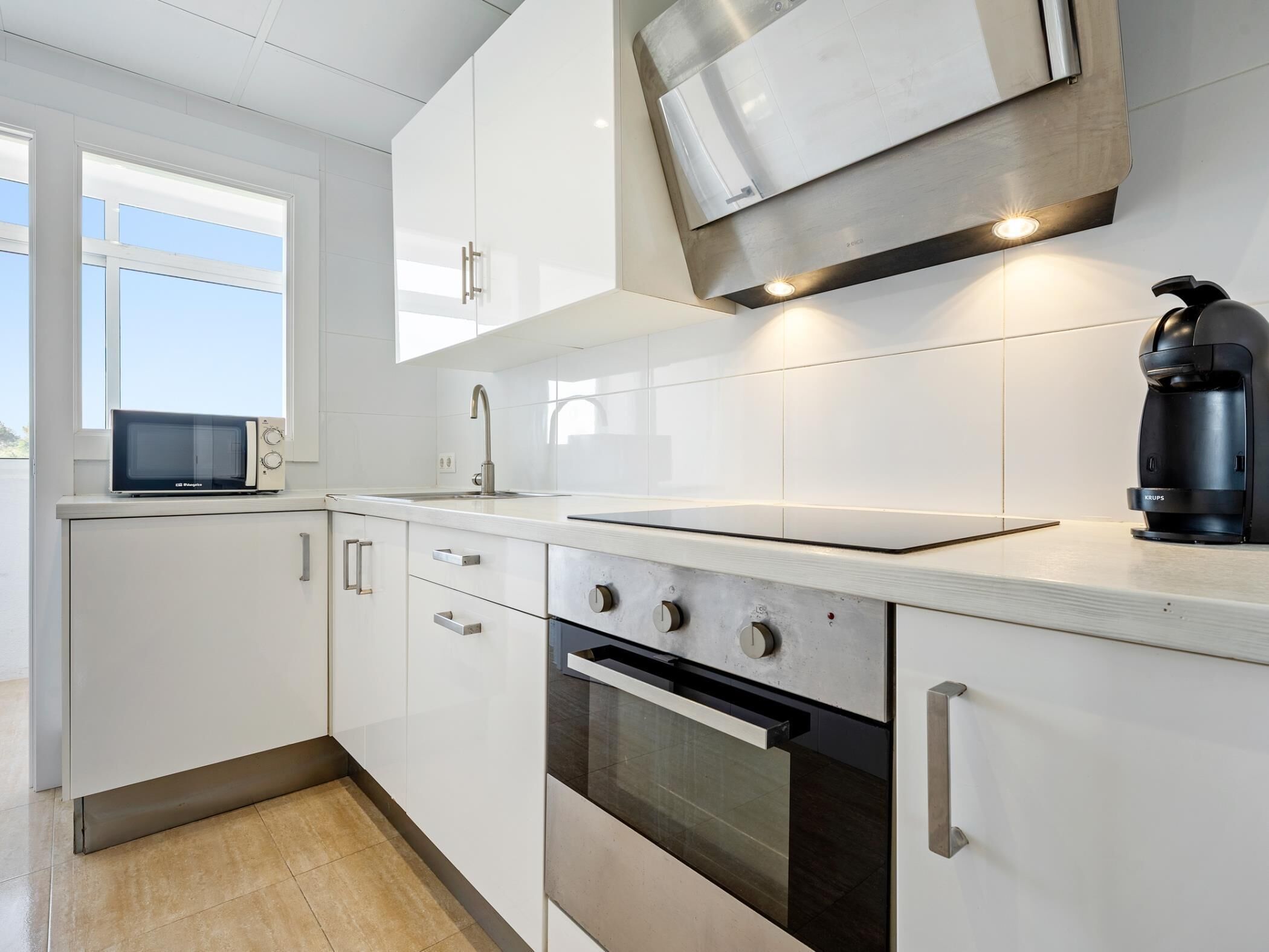 冷蔵庫、電子レンジ、オーブン、コーヒー / ティーメーカー