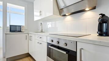 冷蔵庫、電子レンジ、オーブン、コーヒー / ティーメーカー