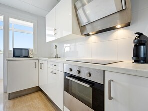 Frigorífico, microondas, horno y cafetera o tetera