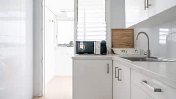 Kühlschrank, Mikrowelle, Ofen, Wasserkocher mit Kaffee-/Teezubehör