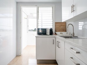 Réfrigérateur, micro-ondes, four, cafetière/bouilloire