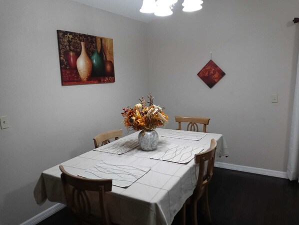Dining - Lakeland Entire Home (Lakeland)