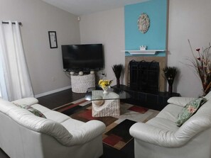 Living area - Lakeland Entire Home (Lakeland)