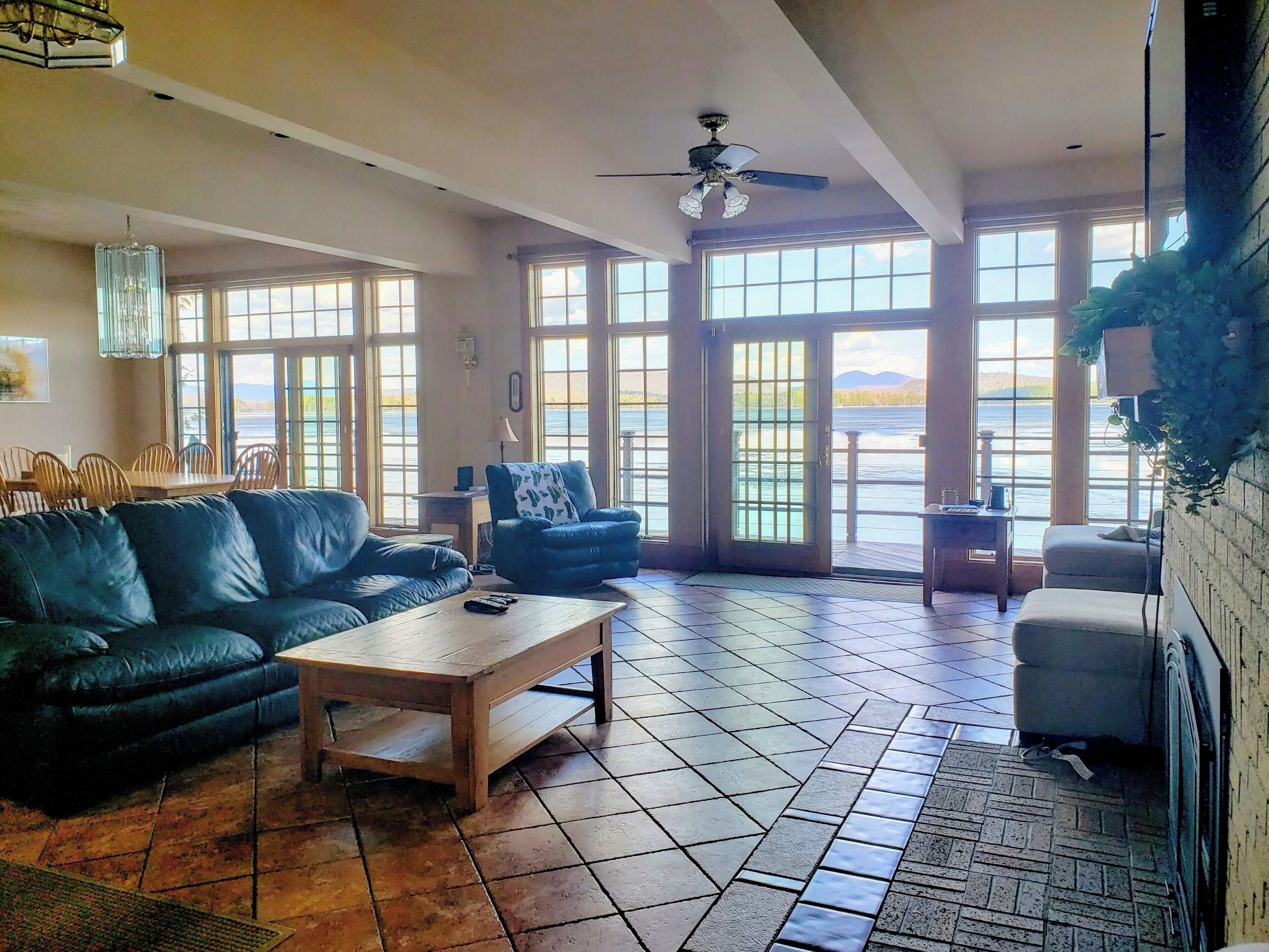 Télévision, cheminée, livres