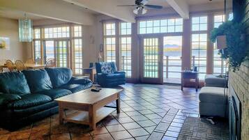 Télévision, cheminée, livres