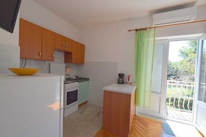 Refrigerador, horno, cafetera/tetera, tostadora