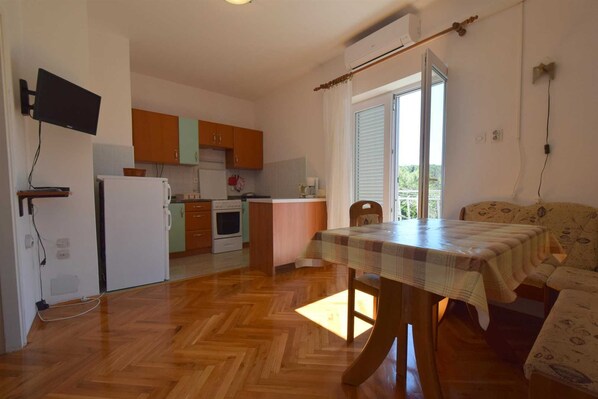 Fridge, oven, coffee/tea maker, toaster