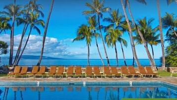 Een buitenzwembad en een verwarmd zwembad