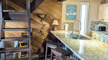 Micro-ondes, lave-vaisselle, cafetière/bouilloire, bouilloire électrique