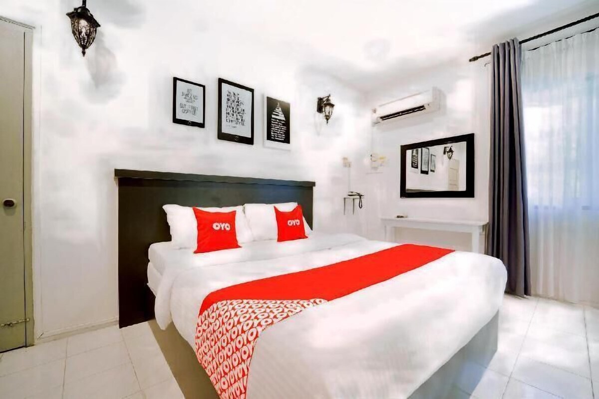 Desk, WiFi (free), bed sheets