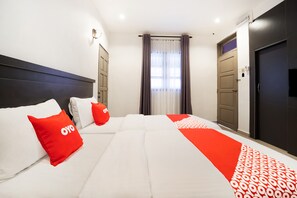 A hotel room with a large bed, two pillows, a red blanket, and a window with curtains. - Hotel O Kulim Inn (Kulim)