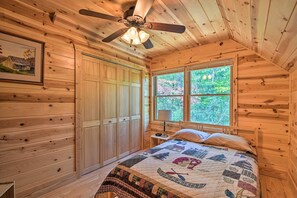 3 bedrooms, iron/ironing board, Internet, bed sheets - Secluded Cabin w/ Deck 13 Miles to Downtown Murphy (Murphy)