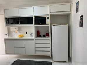 Refrigerador, parrilla de estufa, tostadora y utensilios de cocina 