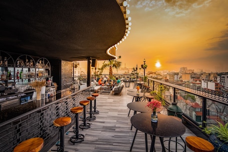 Serves dinner and happy hour