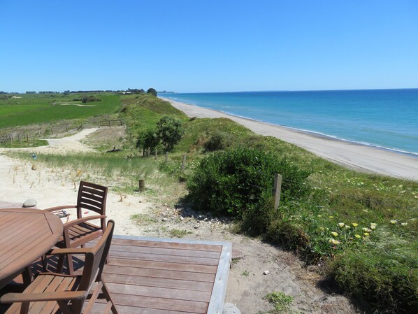 Outdoor dining - Absolutely Awesome Beach Front Rural Retreat. (Te Puke)
