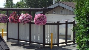 Un espace clos agrémenté de jardinières suspendues.