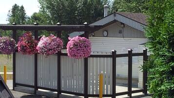 Un espace clos agrémenté de jardinières suspendues.