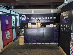 Reception - Mad Monkey Bangkok Hostel - Adults Only (Bangkok)