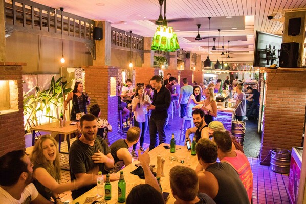 Bar (on property) - Mad Monkey Bangkok Hostel - Adults Only (Bangkok)