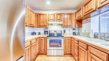 Køleskab, mikrobølgeovn, ovn, kogeplade