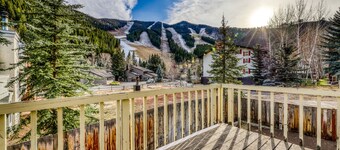Newly-updated dog-friendly condo w/wood fireplace- walk to Warm Springs Lifts