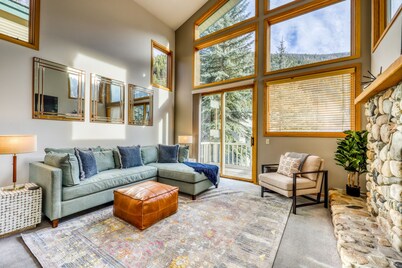 Newly-updated dog-friendly condo w/wood fireplace- walk to Warm Springs Lifts