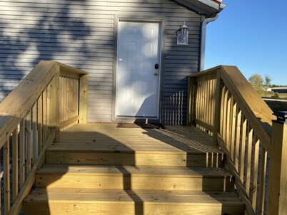 Country setting one mile from boat dock and beach .Now with Internet 