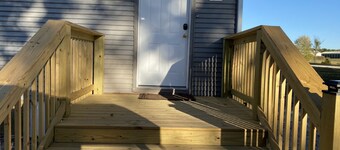 Country setting one mile from boat dock and beach .Now with Internet