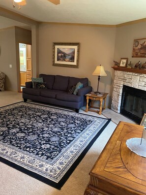 TV, DVD player - Country setting one mile from boat dock and beach .Now with Internet (Greenfield)