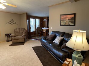 TV, DVD player - Country setting one mile from boat dock and beach .Now with Internet (Greenfield)