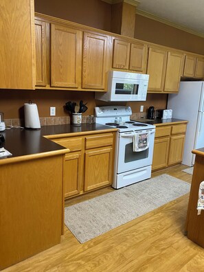 Fridge, microwave, oven, stovetop - Country setting one mile from boat dock and beach .Now with Internet (Greenfield)