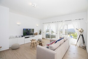 TV - Villa Caribe | 5 Bedrooms | Panoramic Views | São Brás (Faro)