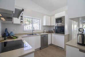 Jääkaappi, mikroaaltouuni, uuni, astianpesukone