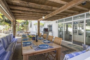 Outdoor dining - Villa Caribe | 5 Bedrooms | Panoramic Views | São Brás (Faro)