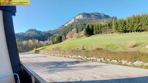 A parking area with a mountain in the background. - Studio with a view to the Tauplitzalm (Bad Mitterndorf)