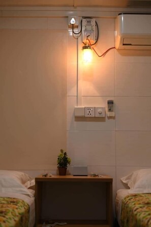 Basic Twin Room | Free WiFi - Moe Hostel (Yangon)