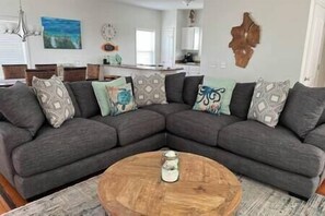 Smart TV, DVD player, books - Charming 4BR Retreat W/Private Fenced in Pool•Decks•Gorgeous Views (Port St Joe)