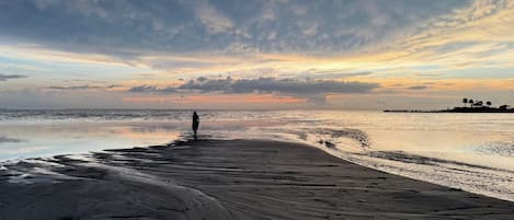 在海灘附近、躺椅、沙灘巾