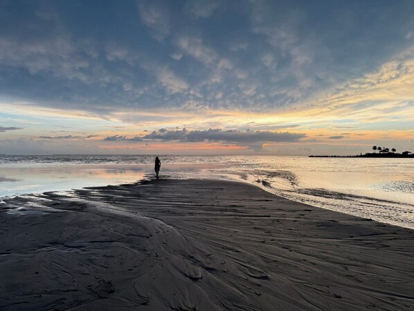 Una spiaggia nelle vicinanze, lettini da mare, teli da spiaggia