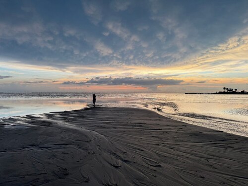 ¡Vistas al mar desde AMBOS balcones, piscina privada y a solo 300 pasos de la arena!