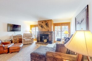 TV, fireplace, books - Comfortable mountain condo with wood-burning fireplace & patio, near skiing (Silverthorne)