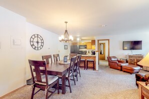 Dining - Comfortable mountain condo with wood-burning fireplace & patio, near skiing (Silverthorne)