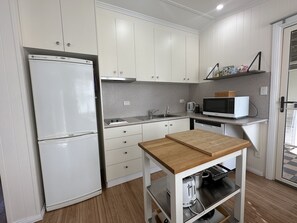 Réfrigérateur, micro-ondes, plaque de cuisson, lave-vaisselle