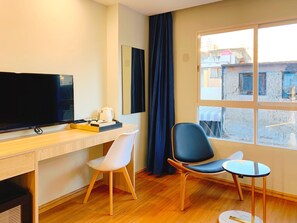 Habitación Deluxe con 2 camas individuales | Minibar, caja fuerte, escritorio y cortinas opacas