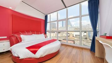 Frigobar, cofres nos quartos, escrivaninha, cortinas blackout