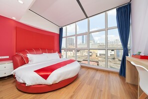 Minibar, coffres-forts dans les chambres, bureau, rideaux occultants